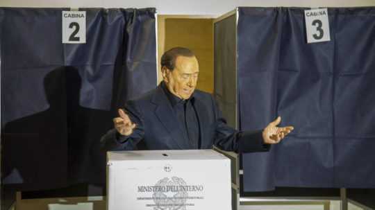 Na snímke Silvio Berlusconi, líder konzervatívnej strany Forza Italia (Vpred Taliansko), hlasuje v regionálnych voľbách v Lombardsku, 12. februára 2023 v Miláne.