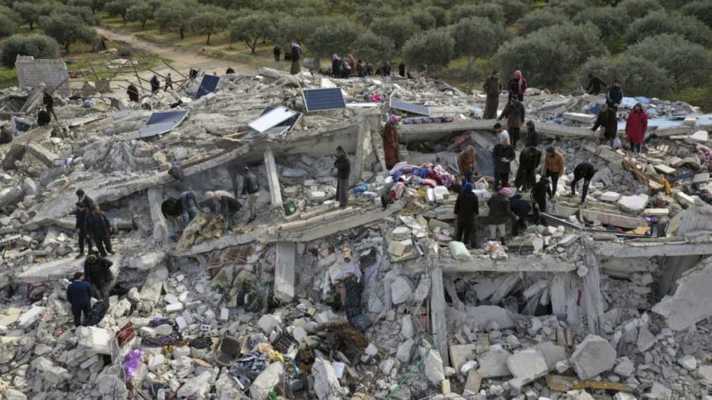 Turecké úrady zadržali najmenej 180 ľudí v súvislosti so zrútenými budovami po zemetrasení