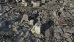 Prehľadávanie trosiek zničených budov po ničivom zemetrasení v meste Kahramanmaraš.