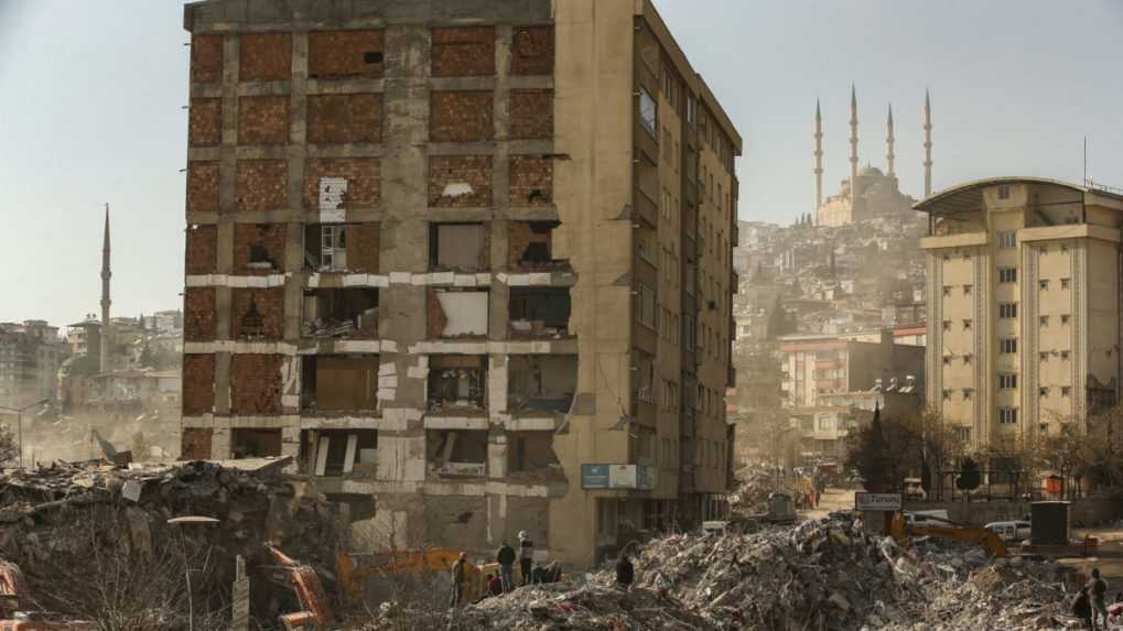 Turecké úrady zadržali najmenej 180 ľudí v súvislosti so zrútenými budovami po zemetrasení