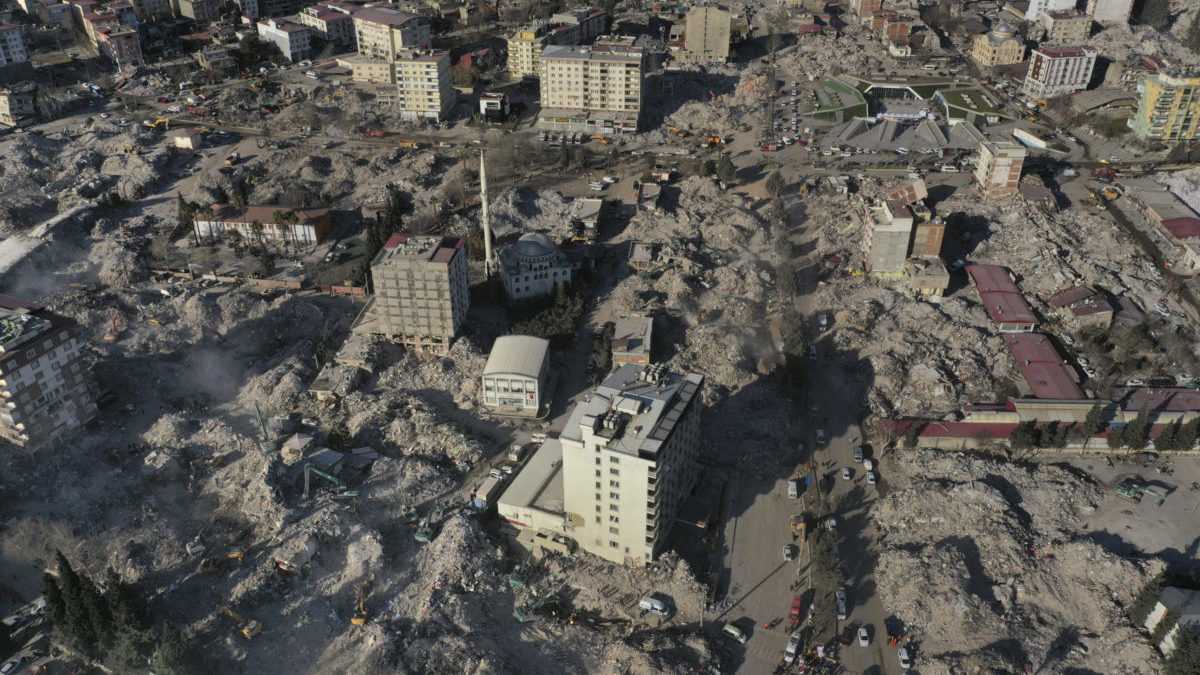 Trosky budov po niÃ„Âivom zemetrasenÃƒÂ­ v meste KahramanmaraÃ…Â¡.