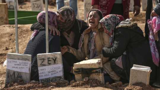Ľudia pochovávajú na cintoríne svojich blízkych, obete pondelkového zemetrasenia, v tureckom meste Adiyaman.
