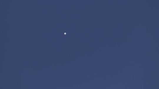 Na snímke je objekt vysoko nad zemou, podobný balónu.