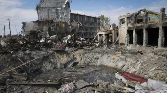 Na archívnej snímke z 18. augusta 2022 zničené budovy miestneho rezortu po ruských raketových útokoch v ukrajinskom meste Odesa..