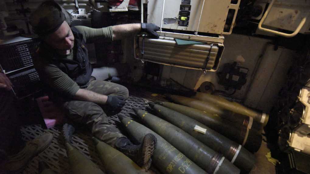 Ukrajinský vojak sedí pri munícii na palube poľskej húfnice AHS Krab.