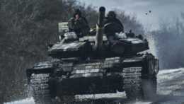 Ukrajinskí vojaci jazdia na tanku na frontovej línii v meste Bachmut v Doneckej oblasti na východe Ukrajiny v pondelok 20. februára 2023.