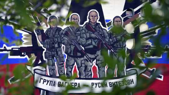 Nástenná maľba zobrazujúca žoldnierov ruskej súkromnej polovojenskej organizácie Vagnerova skupina.