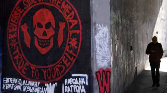Logo žoldnierskej Vagnerovej skupiny na stene v Belehrade.