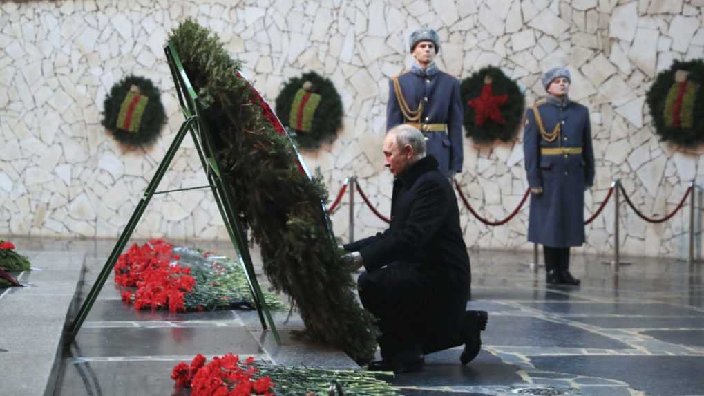 Ruský prezident Vladimir Putin kladie veniec k pamätníku Matka vlasť pri príležitosti 80. výročia sovietskeho víťazstva v bitke o niekdajší Stalingrad.