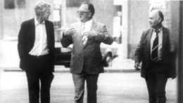 Na snímke ja Arne Treholt (vpravo) s dvomi príslušníkmi KGB.