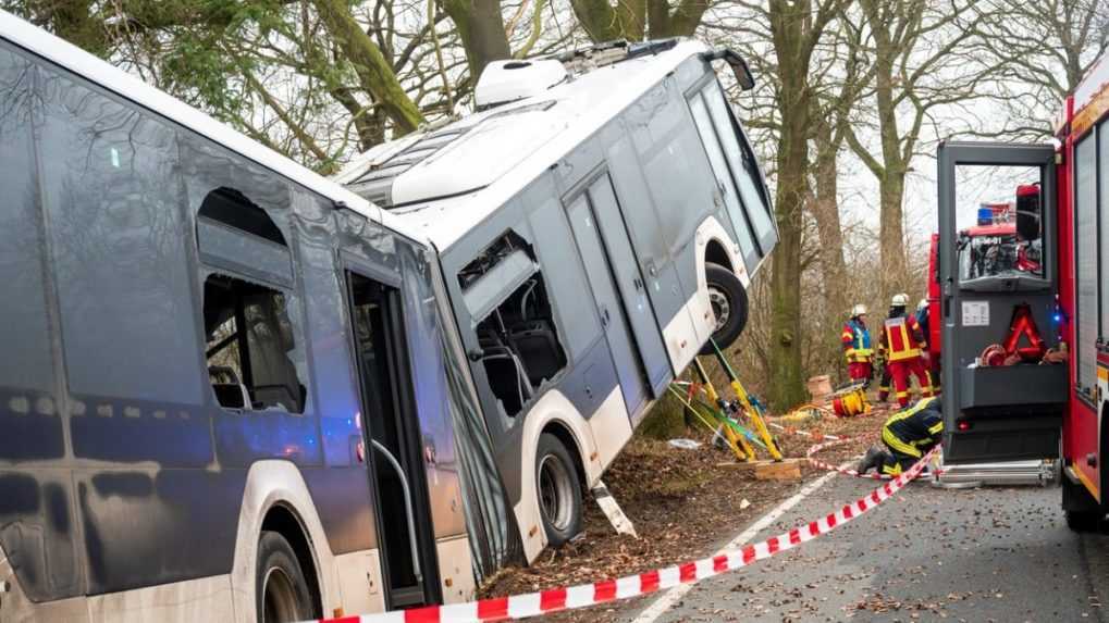 V Nemecku sa pri havárii autobusu zranilo 35 ľudí, šesť ťažko