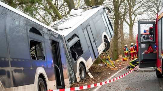 Najmenej 35 zranených si vyžiadala nehoda poľského autobusu, ktorý vo východnom Nemecku zišiel z diaľnice a prevrátil sa.