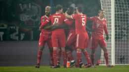 Kingsley Coman sa teší z gólu so svojimi spoluhráčmi z Bayernu.