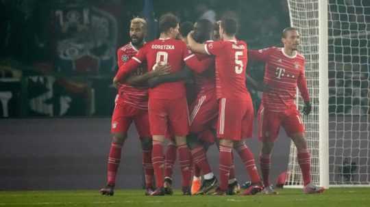 Kingsley Coman sa teší z gólu so svojimi spoluhráčmi z Bayernu.