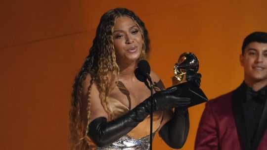 Americká speváčka Beyoncé pózuje počas ďakovnej reči s cenou za najlepší tanečný/elektronický album, ktorú získala za svoj album Renaissance.