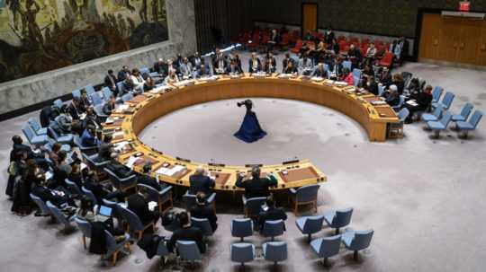 Veľvyslanci a zástupcovia v sídle OSN na zasadnutí Bezpečnostnej rady.