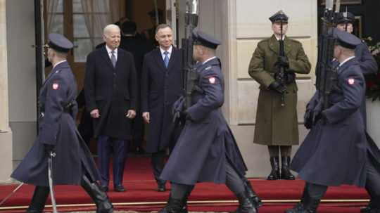 Poľský prezident Andrzej Duda (vpravo) víta amerického prezidenta Joea Bidena počas prehliadky čestnej stráže pred ich stretnutím v prezidentskom paláci vo Varšave 21. februára 2023.