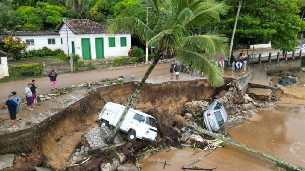 Pri záplavách a zosuvoch pôdy v Brazílii zahynulo najmenej 36 ľudí