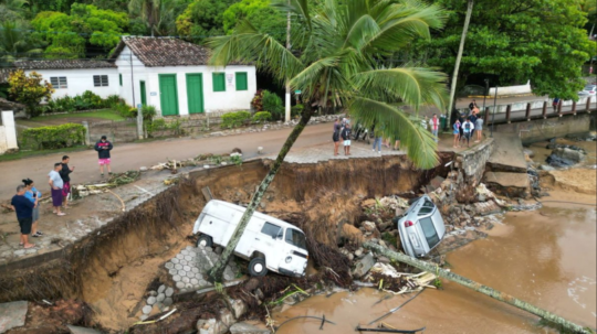 Zosuv pôdy po záplavách v Brazílii.