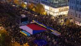 Na ilustračnej snímke dav ľudí na Václavskom námestí drží českú, ukrajinskú a európsku vlajku.