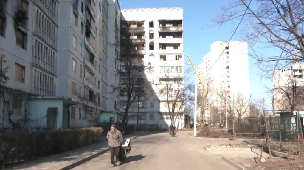 Do oslobodených oblastí na východe Ukrajiny sa postupne vracajú ľudia a začínajú s opravami