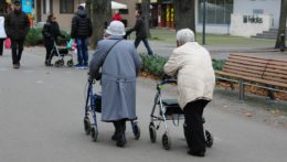 dôchodkyne na ulici
