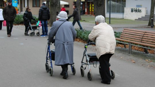 dôchodkyne na ulici