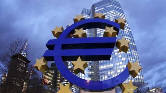 Logo eura pred budovou Európskej centrálnej banky.