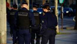 Na ilustračnej snímke francúzski policajti.