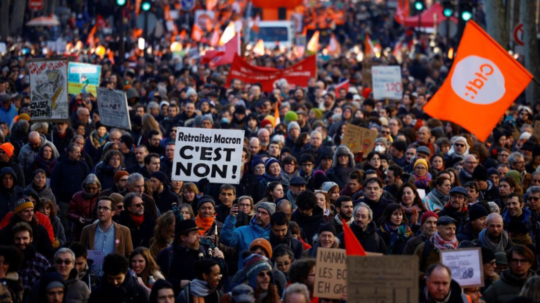 Na snímke protestujúci Francúzi
