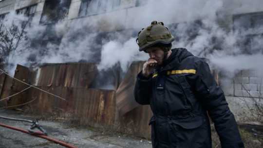 Na ilustračnej snímke hasič fajčí cigaretu počas prestávky po ruskom ostreľovaní.