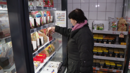 Žena nakupuje potraviny.
