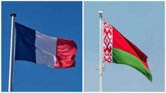 Vlajka Francúzska (vľavo) a vlajka Bieloruska.