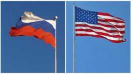 Koláz fotografie ruskej a americkej vlajky.