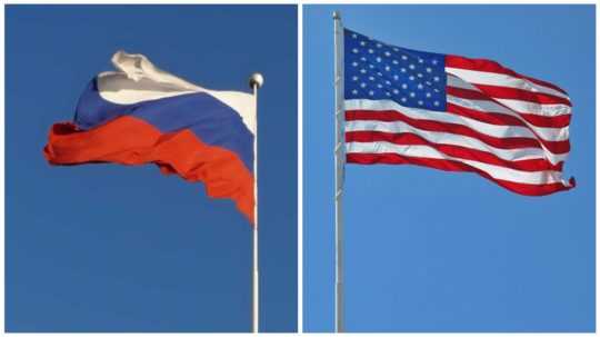Koláz fotografie ruskej a americkej vlajky.