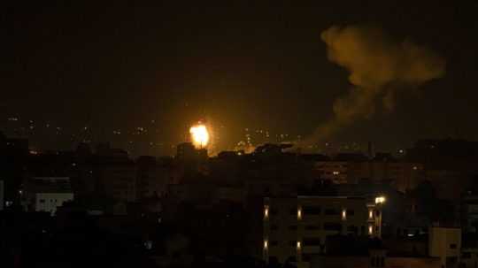 Oheň a dym stúpa po izraelskom leteckom útoku v pásme Gazy.