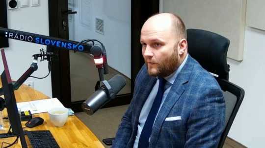 Na snímke dočasne poverený minister obrany Jaroslav Naď počas nahrávania relácie RTVS Sobotné dialógy.