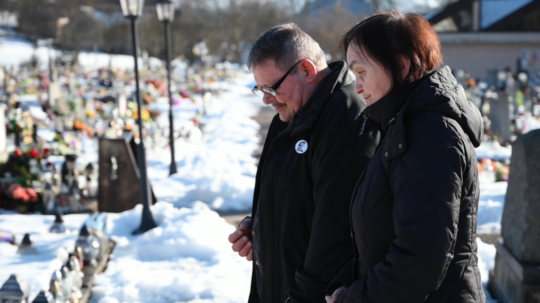 Na snímke rodičia zavraždeného novinára Jána Kuciaka pri jeho hrobe.