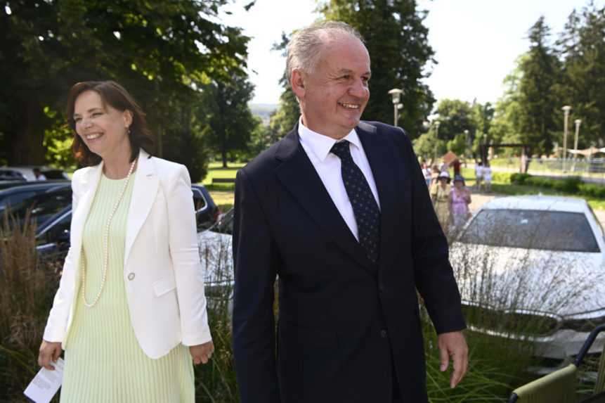 Andrej Kiska (vpravo) odchádza zo snemu strany Za ľudí po tom, čo za novú predsedníčku strany bola zvolená Veronika Remišová (vľavo), 8. augusta 2020.
