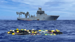 Na ilustračnej snímke plávajúci kokaín v Tichom oceáne, v pozadí loď.
