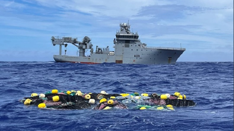 Novozélandská polícia našla v mori plávať viac ako tri tony kokaínu