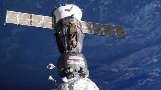 Ruská kozmická loď Sojuz na Medzinárodnej vesmírnej stanici.