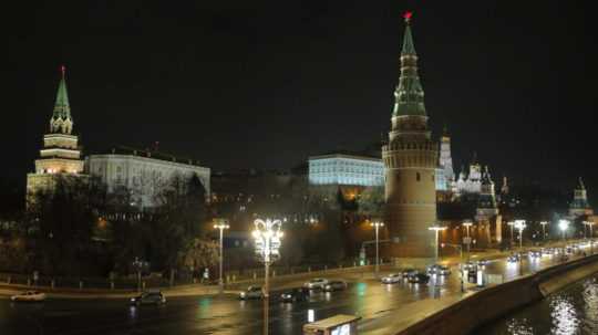 Na snímke vysvietený Kremeľ v Moskve.