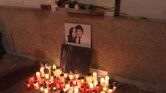 Na snímke sviečky pod fotkou na ktorej je Ján Kuciak a Martina Kušnírová