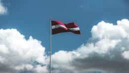 Lotyšská vlajka.
