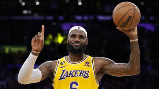 Hráč Los Angeles Lakers LeBron James reaguje po tom, ako prekonal basketbalovú legendu Kareema Abdula-Jabbara.