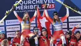 Švajčiarska lyžiarka Jasmine Fluryová (vľavo) sa teší po zisku zlatej medaily v zjazde žien na MS vo francúzskom dejisku Courchevel/Meribel.