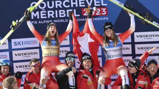 Švajčiarska lyžiarka Jasmine Fluryová (vľavo) sa teší po zisku zlatej medaily v zjazde žien na MS vo francúzskom dejisku Courchevel/Meribel.
