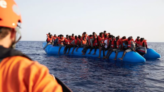 migranti na nafukovacom člne
