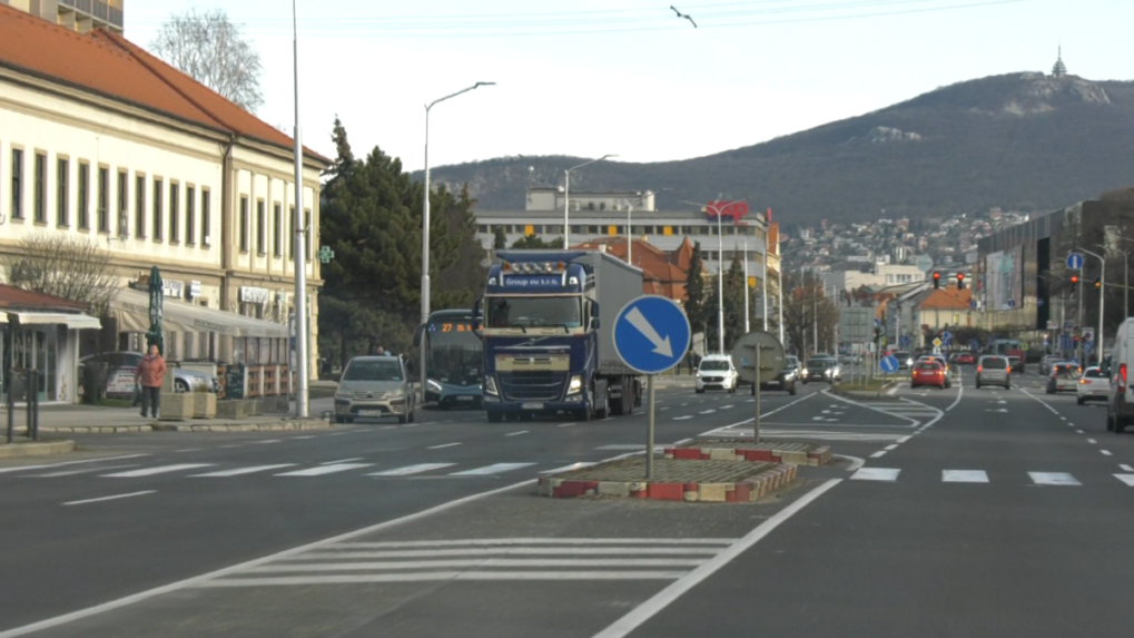 Pre uzavretý most jazdia kamióny cez centrum Nitry, na mieste sa tvoria kolóny